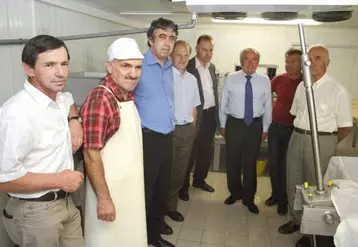 Les élus dans la fromagerie des frères Prunet, qui avaient remporté le premier prix du concours départemental salers 2006.