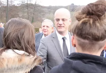 Jean-Michel Blanquer, ministre de l’Éducation nationale, à la rencontre des élèves de Cortat, en compagnie notamment de Jacques Mézard, ministre de la Cohésion des territoires.