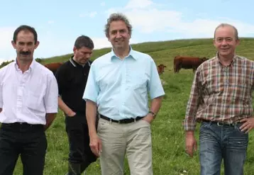 Claude Lapeere (au centre), accompagné de Jean-Marie Fabre, à la découverte des pratiques d’élevage salers et estives  cantaliennes.