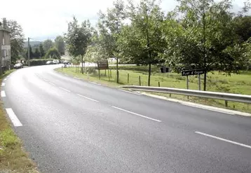 Une déviation va être réalisée sur l’un des “points noirs” de la RD 120,
le Pont d’Orgon. En médaillon, Jean-Pierre Teulade (à gauche), maire
de Montvert, Christian Meiniel, conseiller général, et Vincent Descœur, président du Conseil général.