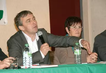 Patrick Bénézit, ici aux côtés de Chantal Cor (présidente de la section laitière) : “Il faut des entreprises conquérantes à l’export !”