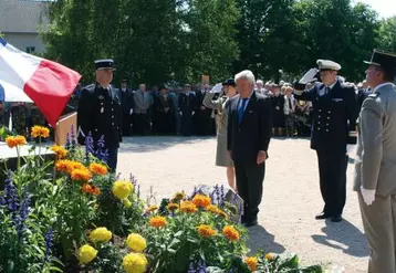 Le secrétaire d’Etat auprès du ministre de la Défense débute ses visites par un hommage rendu aux soldats morts pour la France (ici à Riom).