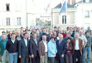 Les agriculteurs avec des élus de la Mayenne dont le député Yannick Favennec et le président du Conseil général, Jean Arthuis.