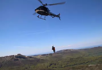 Basé à Égletons, le détachement aérien de la gendarmerie, peut intervenir en moins de 20 minutes sur les massifs du Cantal et du Mont-Dore.