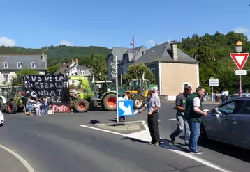 Vendredi 12 août, les producteurs de lait AOP saint-nectaire ont manifesté au rond-point de Condat à l’appel de la FDSEA et les JA du Cantal.