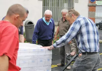 Déchargement par une équipe bénévole de denrées alimentaires qui sont distribuées tout au long de l’année.