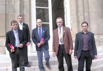 La délégation cantalienne à sa sortie des locaux du ministère, où elle a été reçue par trois conseillers du ministre.
