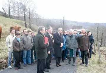 Paul Mourier sensibilisé aux contraintes d’une exploitation de montagne en système tout à l’herbe sur des terrains accidentés.