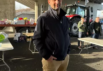 David Chauve éleveur laitier à Ambert, entouré de tracteurs, présent sur le barrage de l'autoroute A71 par les agriculteurs FNSEA-JA du Puy-de-Dôme.