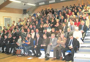 La salle était bondée pour cette réunion, qui a compté comme participante le maire du Grand-Bourg, Mireille Ricard.