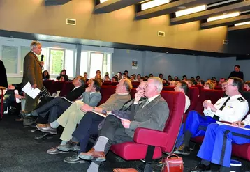 Une vive discussion a eu lieu entre Jean Auclair, député de la Creuse et le président des JA du Limousin, Philippe Pommier au sujet du tarif de rachat de l’électricité photovoltaïque.