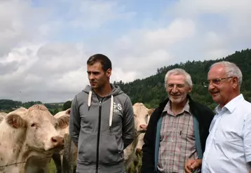 Jean-Michel Herment et son fils, aux côtés de Pierre Chevalier.