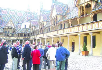 A Beaune, les anciens ont pu admirer les merveilleuses tuiles vernies et colorées.