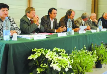 André Mavigner (1er à droite), maire de Bénévent-l’Abbaye a accueilli les membres de l’assemblée.