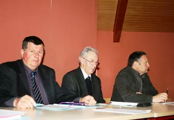 De gauche à droite : Jean-Luc Desnoyer, président de Covido-Bovicoop, Pierre Rigoulet et Philippe Dumas, président de Sicarev.