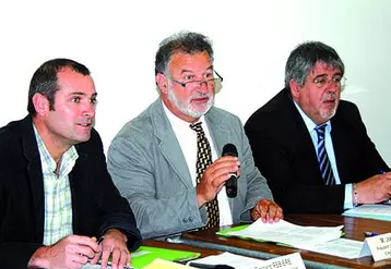 De gauche à droite : Bernard Rebière, directeur de la chambre régionale d'agriculture, Joël Soursac, président et Claude Tremouille, vice-président du Conseil régional.