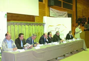 Entourant le président Jean-Pierre Gizardin à la tribune, le vice-président Jean-Philippe Viollet, président de la Chambre d'agriculture de la Creuse, le président de la Chambre d'agriculture de la Haute-Vienne Jean-Marie Delage, les représentants du collège acheteurs Philippe Dubois et Thierry Borde, le directeur Frédéric Pierre, le député creusois Jean Auclair, le représentant du Conseil général de la Haute-Vienne Jean-Louis Nouhaud.