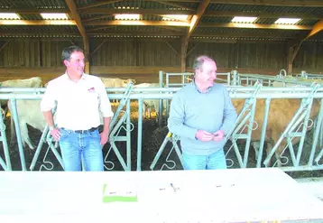 Stéphane Moreau et Serge Estival sont sur le point de signer l’accord liant pour un an Intermarché à l’élevage bovin creusois.