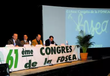 De gauche à droite, MM. Claude Cochonneau, Vice Président de la FNSEA, Jean-Philippe Viollet, Président de la FDSEA et de la Chambre d’Agriculture, Philippe Monteil, Vice Président de la FDSEA et Olivier Tourand, Président des JA.