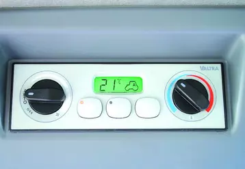 Une console munie d’un écran digital permet d’activer ou non l’autorégulation de la climatisation. On retrouve également les fonctions de recyclage de l’air de l’habitacle ou le désembuage des vitres de la cabine.