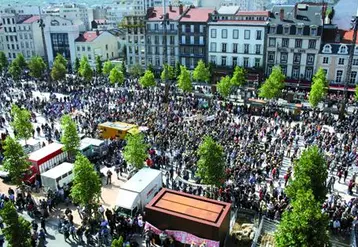 Les premiers manifestants sont arrivés Place de Jaude à 13 h 10 et la queue de cortège une heure après !