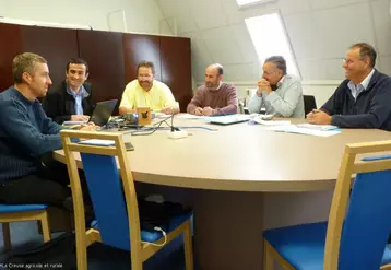 Les partenaires de la filière se sont réunis courant octobre pour planifier les actions à venir. De gauche à droite : Vincent Drevet, Coop de France Limousin, Francis Frechou, Porlim, Pierre Chezalviel, président de Porlim, Christophe Bouzonie, éleveur de porc bio en Haute-Vienne, Jean Claude Floquet, Moulin Beynel.