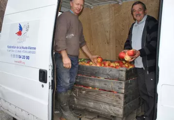 Les deux pallox de pommes données par M. Texier approvisionneront dans les prochains jours les familles inscrites au Secours populaire.