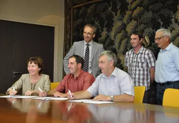 Assis, de gauche à droite : Murielle Anweiler, directrice commerciale
régionale du Crédit Agricole, Stéphane Moreau, président de JA 23, et Jean-Claude Moreau, président de la caisse départementale du Crédit Agricole.