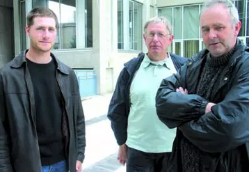 Florent Legay, producteur à Manzat, Gérard Brousse, président des producteurs de défense en Creuse et Régis Chomette, producteur à Busséol : « Nous sommes satisfaits de la décision qui a été prise. La différence entre le dossier Lactalis et celui des quatre entreprises associées tient au relationnel avec le terrain et le territoire.  Avec Lactalis, on a rencontré des juristes et des financiers. Avec Dischamp nous avons rencontré des partenaires. Tout n’est pas que finance ...