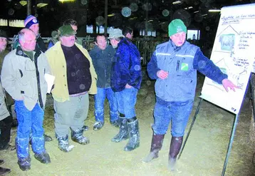 Des éleveurs attentifs chez Serge Mazeron à Biollet (63).