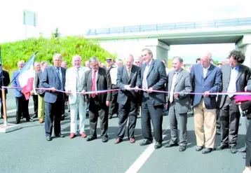 Le Préfet, Daniel Ferey, en présence des élus inaugure le nouveau tronçon de la RN 145.