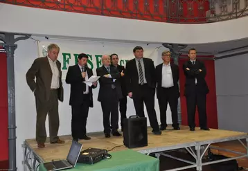 De gauche à droite : Jean Auclair, député, Pascal Lerousseau; président de la FDSEA de la Creuse, Claude Serra, préfet de la Creuse, Jean-Philippe Viollet, président de la Chambre d’agriculture de la Creuse, Michel Masson, président de la FDSEA du Loiret, Michel Vergnier, député, Didier Kholler, directeurde la DDT de la Creuse.