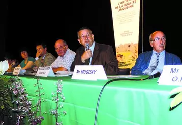 A la tribune, Paul Urbain, le président, à sa gauche, Philippe Deschamps, le directeur (avec le micro), et Didier Kholler, directeur départemental de l'agriculture et de la forêt (2ème à gauche).