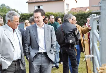 Christophe Malvezin, conseiller technique de Nicolas Sarkozy discute avec le député Jean Auclair, au milieu des animaux, à l’occasion du comice agricole à Sardent.