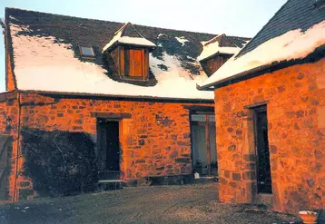 Des cours de yoga sont proposés en milieu rural en Auvergne et Limousin, comme dans cette grange à Lascaux en Corrèze.