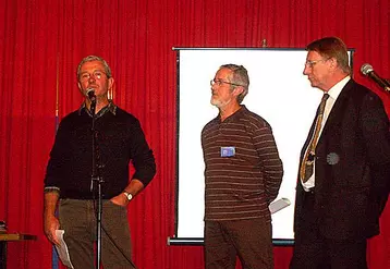 De gauche à droite Jean-Claude Saule, FRSEA Limousin, Roth, parrain de l'action, Gérard Vandenbroucke, président du Salon de la caricature du dessin de presse et d’humour.