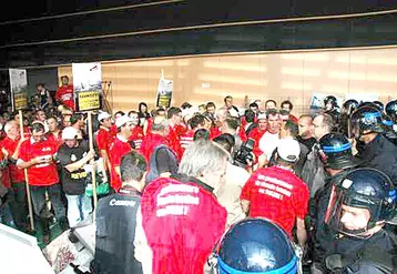 Près de 500 éleveurs de races à viande du Massif central ont empêché le ministre de l'Agriculture Bruno Le Maire de visiter le Sommet de l'élevage, mercredi 7 octobre. Le ministre a fui en courant, pourchassé, dans la Grande Halle d'Auvergne. Les éleveurs ont crié "Dehors" au ministre, avant d'être repoussés par les CRS.