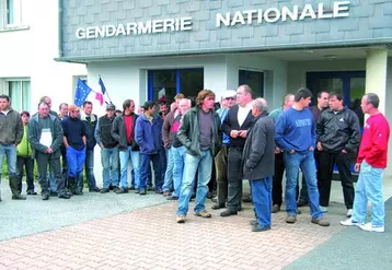 Devant la gendarmerie.