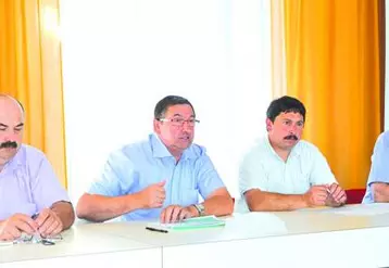 Philippe Monteil, président de la FDSEA de la Creuse, Jean-Pierre Fleury, secrétaire général de la Fédération nationale bovine, Pascal Lerousseau, président de la section bovine et Gilles Pivette, directeur de la chambre d’agriculture.