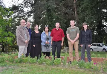 De gauche à droite : Paul Le Dœuf, directeur, JB Auroy, directeur d’exploitation, M. Éon et V. Latorre, CPE, F. Moreno, directeur du CFPPA, P. Monnier, directeur du CDFAA et N. Aubrun, proviseure-adjointe.