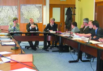 Didier Kholler, directeur départemental des territoires (à gauche), et le préfet Hugues Moutouh (à sa gauche) ont discuté avec Thierry Jamot (5e à gauche), Pascal Bichon-Morel (à sa gauche)et les autres responsables du comité photovoltaïque.