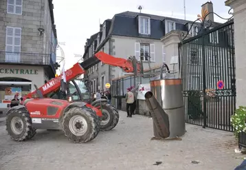 Les manifestants ont déposé symboliquement un arrosoir devant la préfecture puis au conseil général.