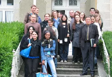 La nouvelle promotion avec messieurs Delperié, directeur du lycée (en noir à droite) et Rouvellac, directeur de l’IUP (dernier rang au centre).