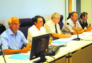 A la tribune, J.-P. Viollet, président du Croel, entouré de Pierre Chevalier et Guy Hermouet, président et vice-président de la FNB. A droite, Bruno Bunisset, président de la section porcine de la FRSEA Limousin et Bernard Rebière, directeur de la chambre régionale d’agriculture.