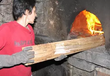 Il faut environ une heure trente pour obtenir un four à bonne température, soit entre 430 et 450 °C.