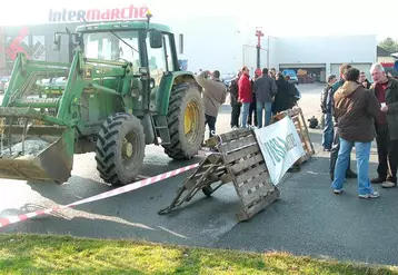 Il aura fallu seulement 2 tracteurs, des palettes et quelques mètres de ruban de chantier pour paralyser l'activité économique de l’Intermarché Sainte-Feyre.