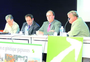 Parmi les personnalités à la tribune de l'assemblée générale de Genesia, Michel Bonnefille (à droite), vice-président de la chambre d’agriculture de l'Allier, a rappelé quelques chiffres clés officiels concernant l'évolution moyenne du revenu des éleveurs, issus de la commission des comptes de l'agriculture.