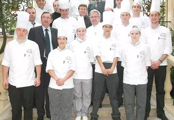 T. Prémaud (à gauche) et les candidats 2010 autour du jury de la finale.