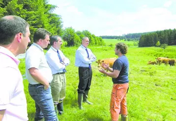 De gauche à droite : Stéphane Moreau, président des Jeunes agriculteurs, François Auriche, des JA, le sous-préfet d’Aubusson, Jean-Paul Mosnier, le préfet Hugues Moutouh, font face au jeune agriculteur Jouany Chatoux.