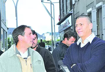 Stéphane Moreau, président de Jeunes agriculteurs de Creuse discute avec le préfet Hugues Moutouh (à droite).